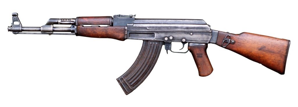 Uma arma do tipo ak47 corpo de metal e empunhadura de madeira